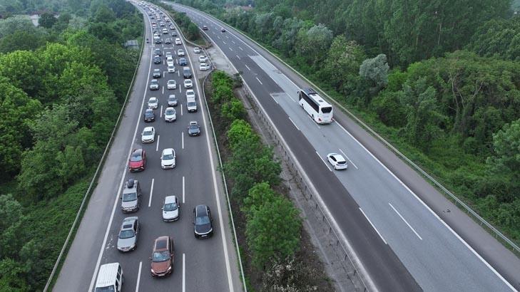 9 günlük tatil başladı, milyonlarca kişi yolda İşte trafiğin kilitlendi noktalar