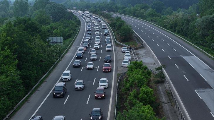 9 günlük tatil başladı, milyonlarca kişi yolda İşte trafiğin kilitlendi noktalar