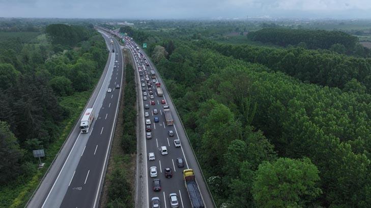 9 günlük tatil başladı, milyonlarca kişi yolda İşte trafiğin kilitlendi noktalar