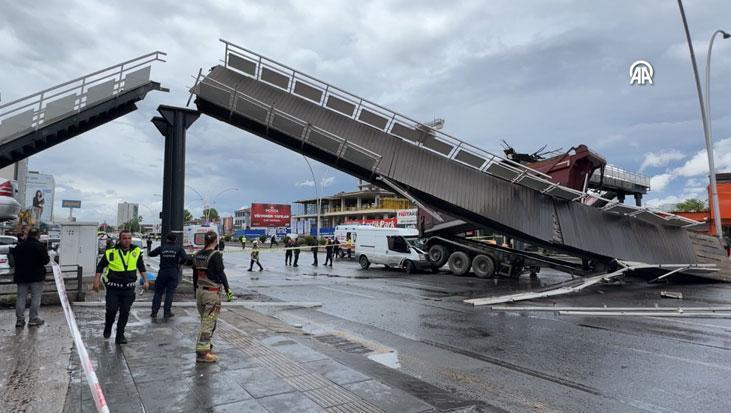 Ankara'da feci kaza! Kamyon üst geçide çarptı: Yaralılar var
