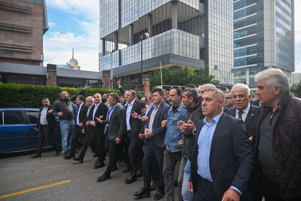 İstinafın CHP kurultay davası kararının ardından parti genel merkezinde gerginlik yaşanıyor