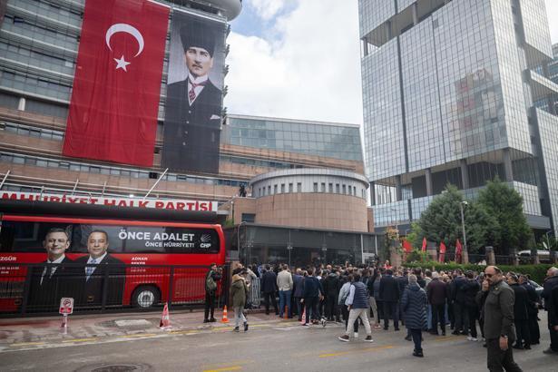 İstinafın CHP kurultay davası kararının ardından parti genel merkezinde gerginlik yaşanıyor
