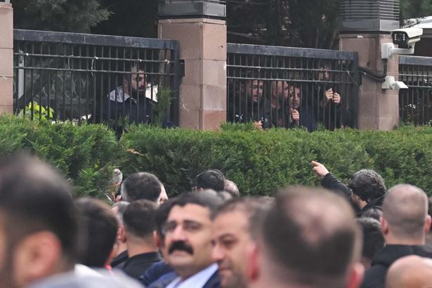 İstinafın CHP kurultay davası kararının ardından parti genel merkezinde gerginlik yaşanıyor