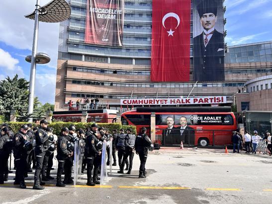 İstinafın CHP kurultay davası kararının ardından parti genel merkezinde gerginlik yaşanıyor