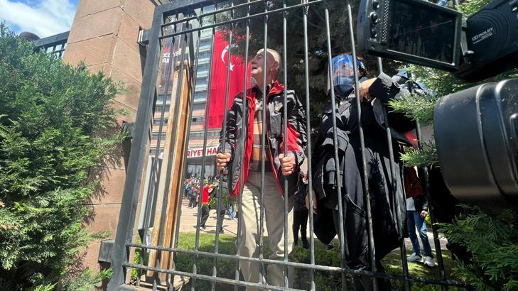 İstinafın CHP kurultay davası kararının ardından parti genel merkezinde gerginlik yaşanıyor