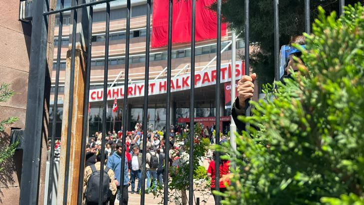 İstinafın CHP kurultay davası kararının ardından parti genel merkezinde gerginlik yaşanıyor