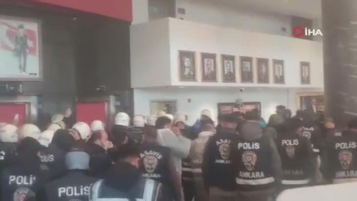 Polis tahliye için CHP binasında