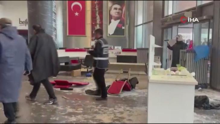 Polis tahliye için CHP binasında