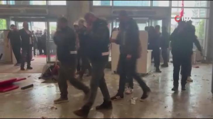 Polis tahliye için CHP binasında