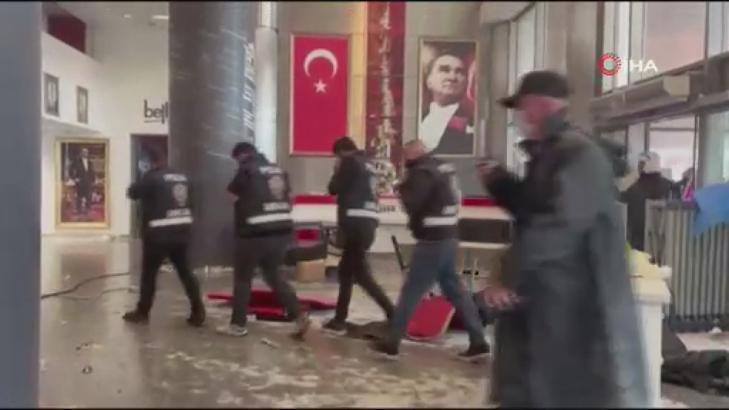 Polis tahliye için CHP binasında