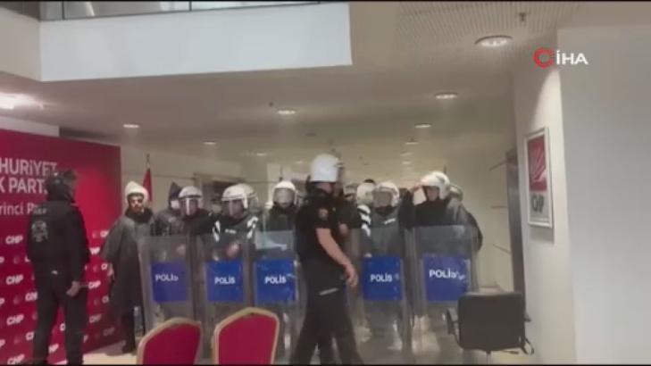 Polis tahliye için CHP binasında