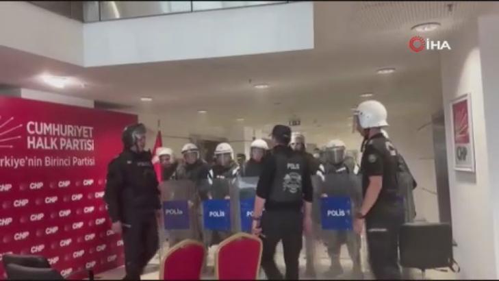 Polis tahliye için CHP binasında
