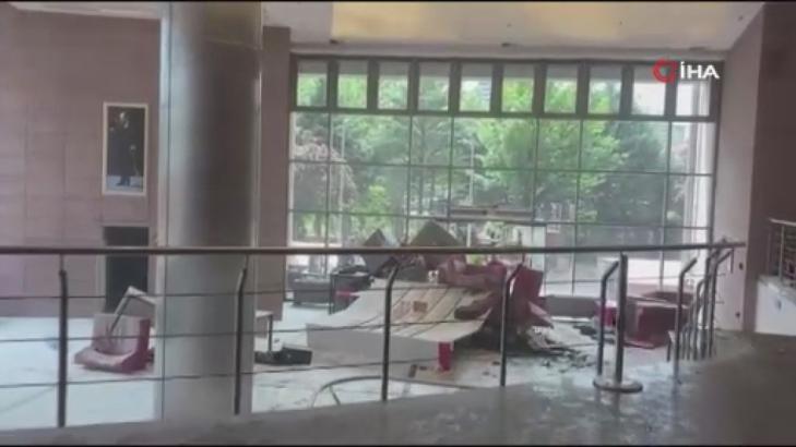 Polis tahliye için CHP binasında