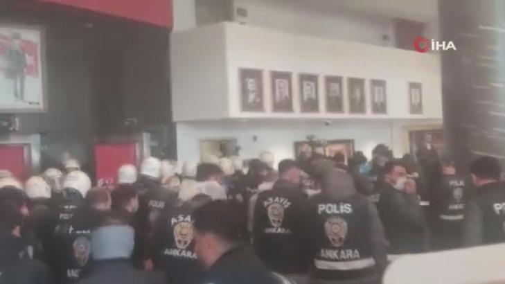 Polis tahliye için CHP binasında