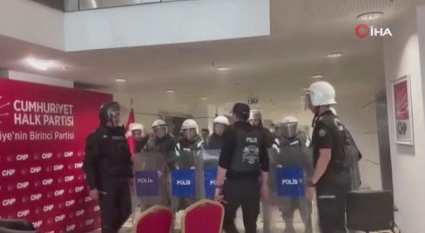 Polis tahliye için CHP binasında