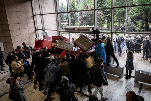 Polis tahliye için CHP binasında