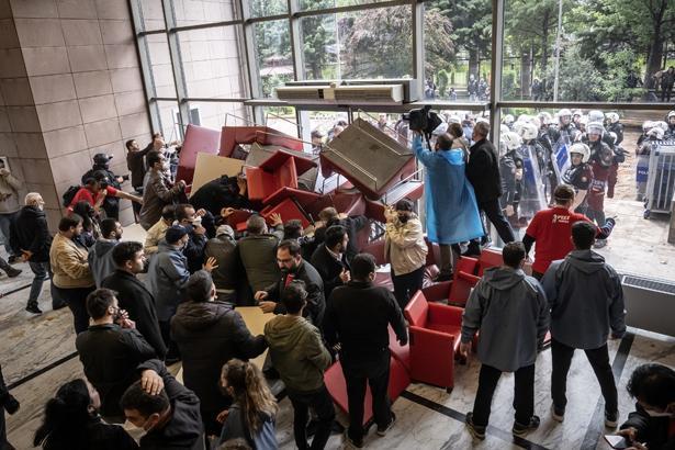 Polis tahliye için CHP binasında