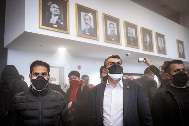 Polis tahliye için CHP binasında