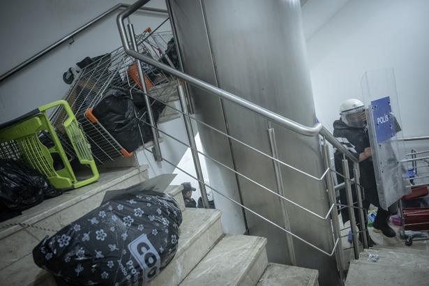 Polis tahliye için CHP binasında