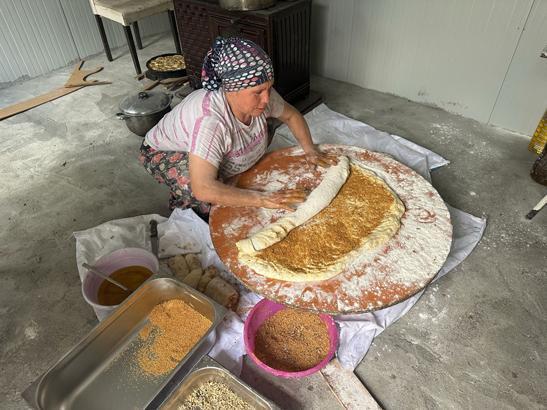 Ne baklava ne de kadayıf Bayram sabahına kadar uyumadan yapıyorlar: Sipariş vermeyenler elleri boş döner Ne baklava ne de kadayıf Bayram sabahına kadar uyumadan yapıyorlar: Sipariş vermeyenler elleri boş döner