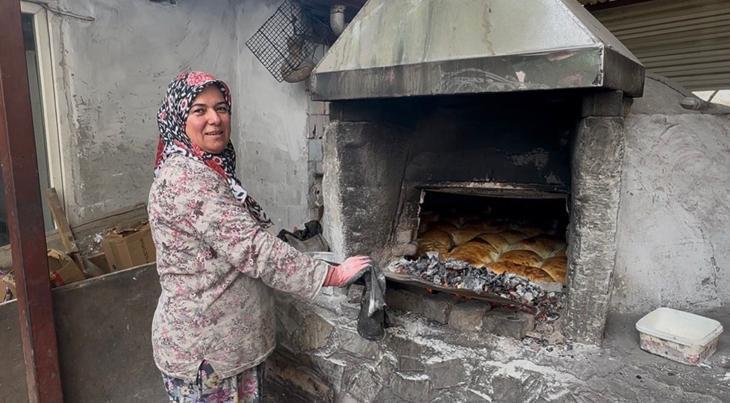 Ne baklava ne de kadayıf Bayram sabahına kadar uyumadan yapıyorlar: Sipariş vermeyenler elleri boş döner Ne baklava ne de kadayıf Bayram sabahına kadar uyumadan yapıyorlar: Sipariş vermeyenler elleri boş döner