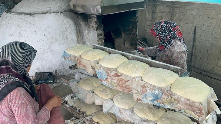 Ne baklava ne de kadayıf Bayram sabahına kadar uyumadan yapıyorlar: Sipariş vermeyenler elleri boş döner Ne baklava ne de kadayıf Bayram sabahına kadar uyumadan yapıyorlar: Sipariş vermeyenler elleri boş döner