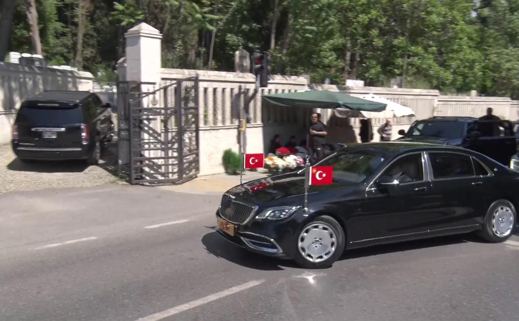 Cumhurbaşkanı Erdoğan, arife günü anne ve babasının kabirlerini ziyaret etti
