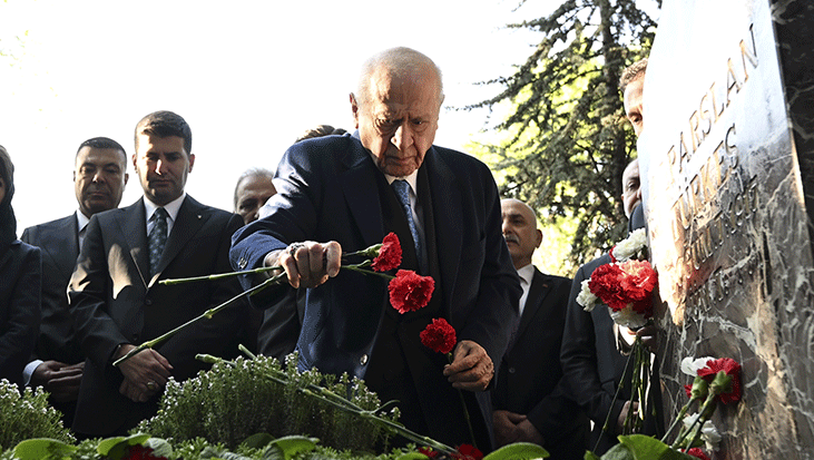 MHP Genel Başkanı Bahçeli, Alparslan Türkeş’in kabrini ziyaret etti