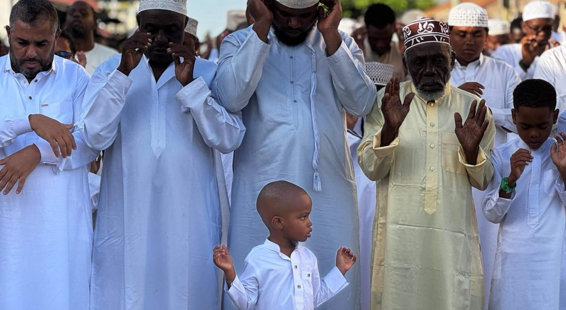 Avrupadan Afrikaya... Dünyanın dört bir yanında Kurban Bayramı namazı kılındı Avrupadan Afrikaya... Dünyanın dört bir yanında Kurban Bayramı namazı kılındı