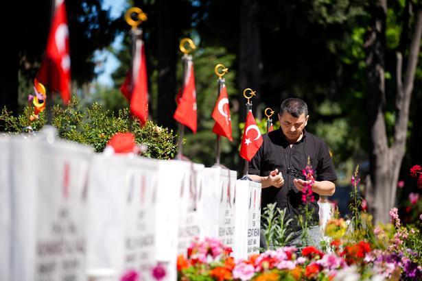 Şehit aileleri Kurban Bayramı'nın ilk günü Edirnekapı Şehitliği'ni ziyaret etti