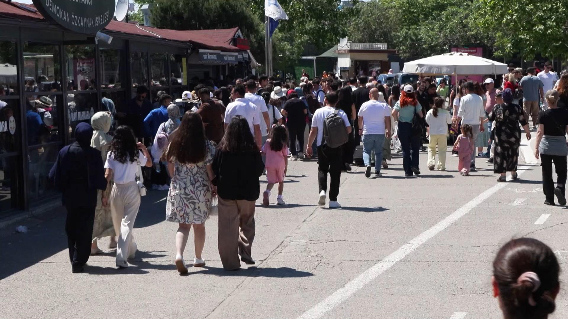 Kurban Bayramı’nda İstanbul'da sahiller doldu, Adalar Hattı'nda kuyruk oluştu