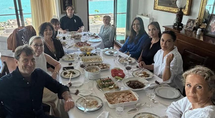 Eski eşler aynı sofrada Kaya Çilingiroğlu, Hülya Avşar ve Feraye Tanyolaç bayramda buluştu Eski eşler aynı sofrada Kaya Çilingiroğlu, Hülya Avşar ve Feraye Tanyolaç bayramda buluştu