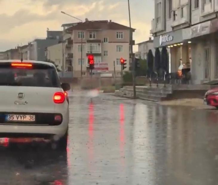 SON DAKİKA Peş peşe gelen sağanak uyarılarının ardından cadde ve sokaklar göle döndü Birçok ilden afet görüntüleri geliyor