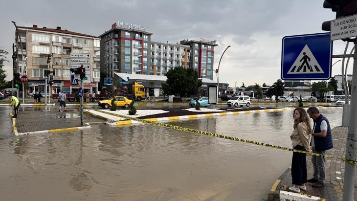 SON DAKİKA Peş peşe gelen sağanak uyarılarının ardından cadde ve sokaklar göle döndü Birçok ilden afet görüntüleri geliyor