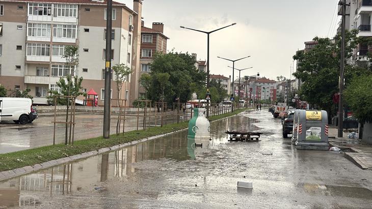 SON DAKİKA Peş peşe gelen sağanak uyarılarının ardından cadde ve sokaklar göle döndü Birçok ilden afet görüntüleri geliyor