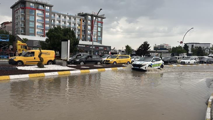 SON DAKİKA Peş peşe gelen sağanak uyarılarının ardından cadde ve sokaklar göle döndü Birçok ilden afet görüntüleri geliyor