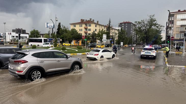 SON DAKİKA Peş peşe gelen sağanak uyarılarının ardından cadde ve sokaklar göle döndü Birçok ilden afet görüntüleri geliyor