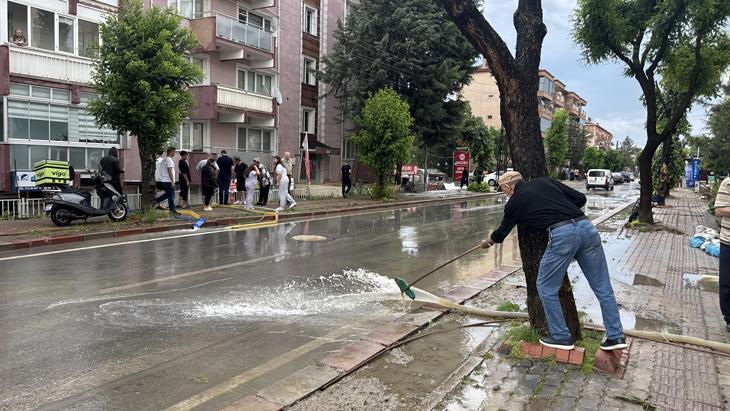 SON DAKİKA Peş peşe gelen sağanak uyarılarının ardından cadde ve sokaklar göle döndü Birçok ilden afet görüntüleri geliyor