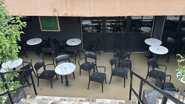 SON DAKİKA Peş peşe gelen sağanak uyarılarının ardından cadde ve sokaklar göle döndü Birçok ilden afet görüntüleri geliyor