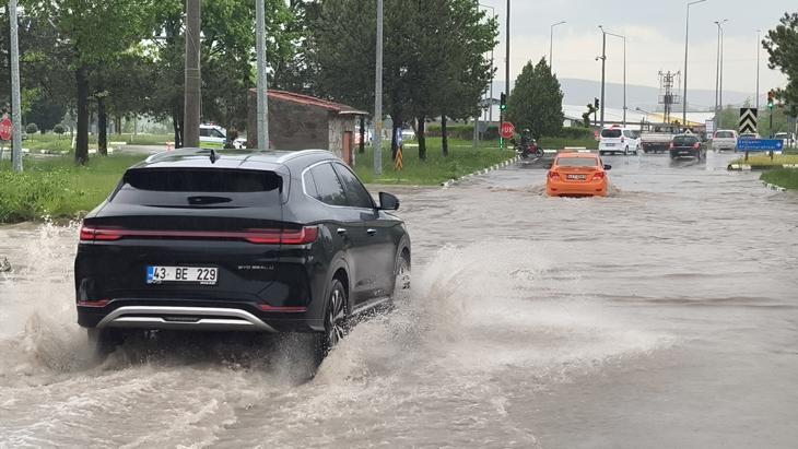 SON DAKİKA Peş peşe gelen sağanak uyarılarının ardından cadde ve sokaklar göle döndü Birçok ilden afet görüntüleri geliyor