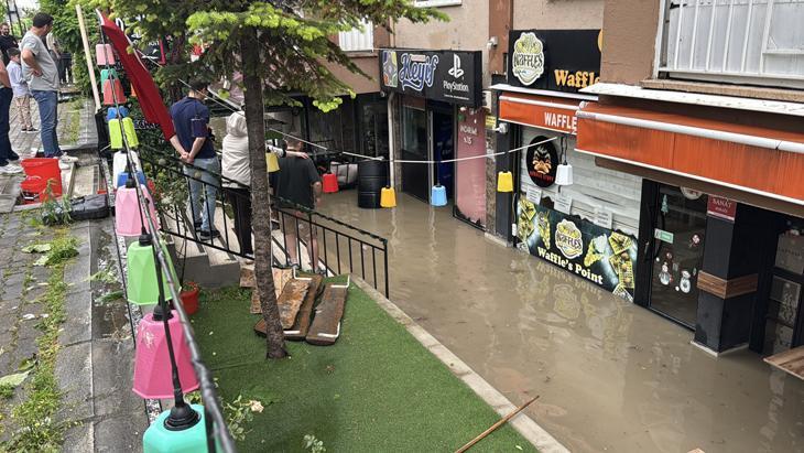 SON DAKİKA Peş peşe gelen sağanak uyarılarının ardından cadde ve sokaklar göle döndü Birçok ilden afet görüntüleri geliyor