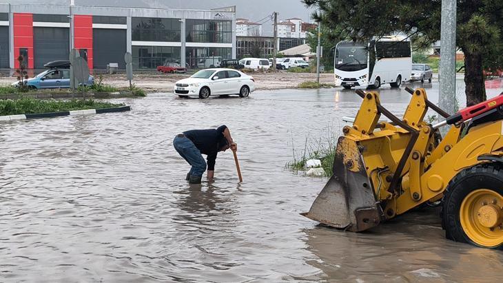 SON DAKİKA Peş peşe gelen sağanak uyarılarının ardından cadde ve sokaklar göle döndü Birçok ilden afet görüntüleri geliyor