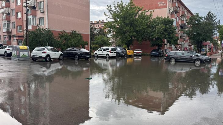 SON DAKİKA Peş peşe gelen sağanak uyarılarının ardından cadde ve sokaklar göle döndü Birçok ilden afet görüntüleri geliyor
