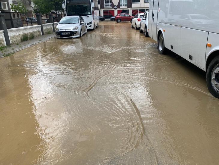 SON DAKİKA Peş peşe gelen sağanak uyarılarının ardından cadde ve sokaklar göle döndü Birçok ilden afet görüntüleri geliyor