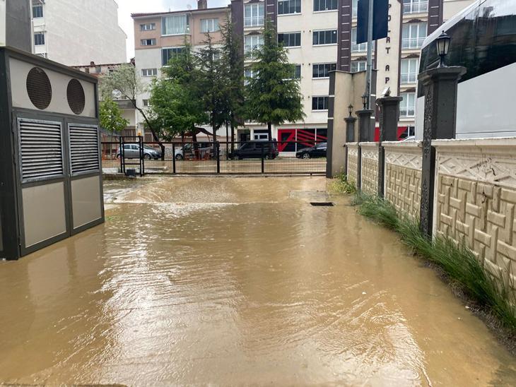 SON DAKİKA Peş peşe gelen sağanak uyarılarının ardından cadde ve sokaklar göle döndü Birçok ilden afet görüntüleri geliyor
