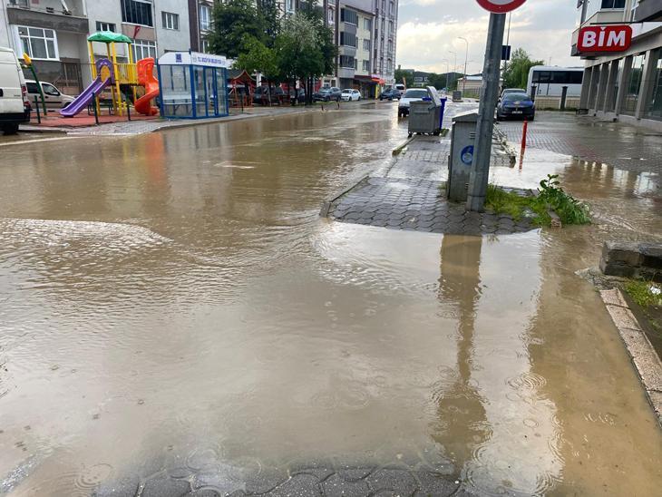 SON DAKİKA Peş peşe gelen sağanak uyarılarının ardından cadde ve sokaklar göle döndü Birçok ilden afet görüntüleri geliyor