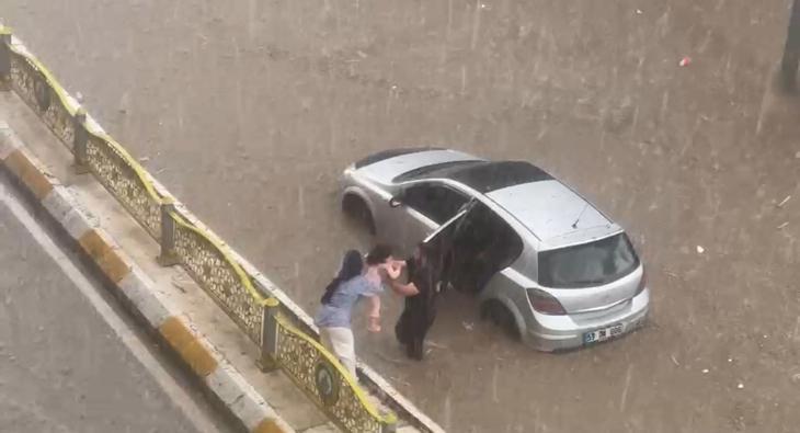 SON DAKİKA Peş peşe gelen sağanak uyarılarının ardından cadde ve sokaklar göle döndü Birçok ilden afet görüntüleri geliyor