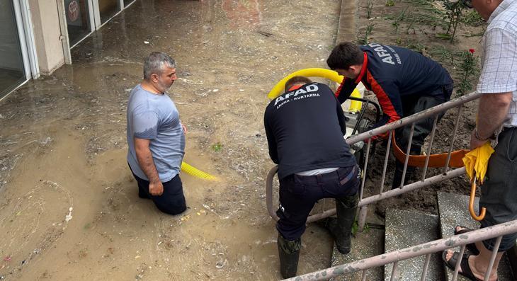 SON DAKİKA Peş peşe gelen sağanak uyarılarının ardından cadde ve sokaklar göle döndü Birçok ilden afet görüntüleri geliyor