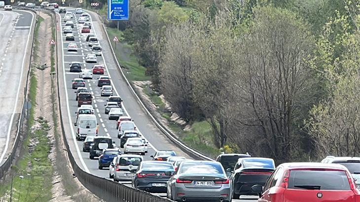 Bayram dönüşü yoğunluğu başladı! Trafik, yer yer durma noktasına geldi