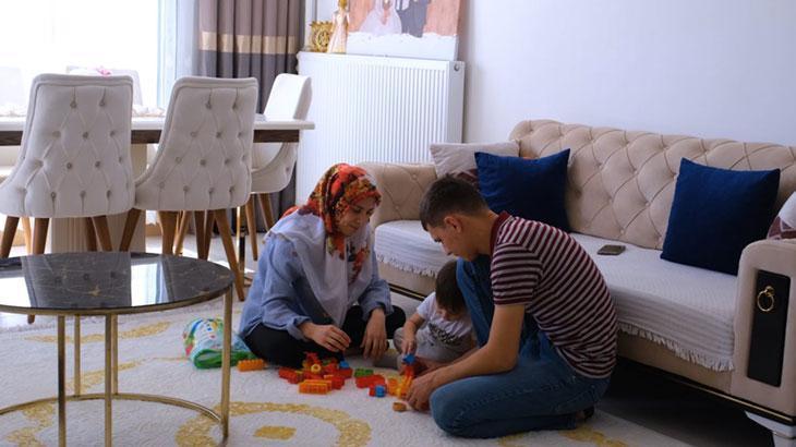 Bakan Kurum, depremzede ailenin bayram sevincini paylaştı